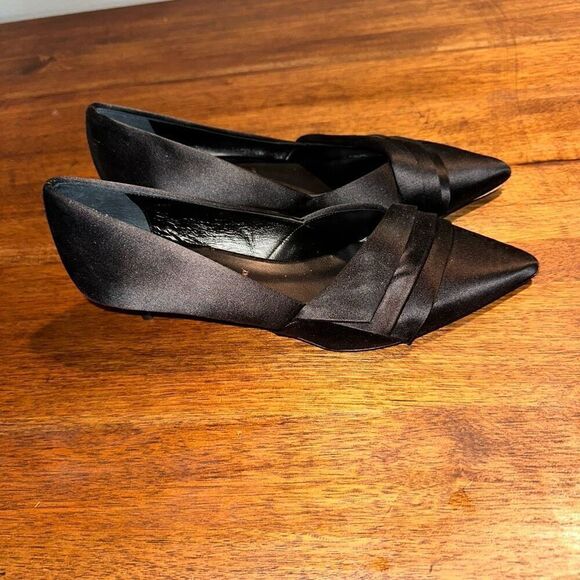 NWOB Something Bleu Breanna Satin Kitten Heel Shoe - Picture 3 of 10